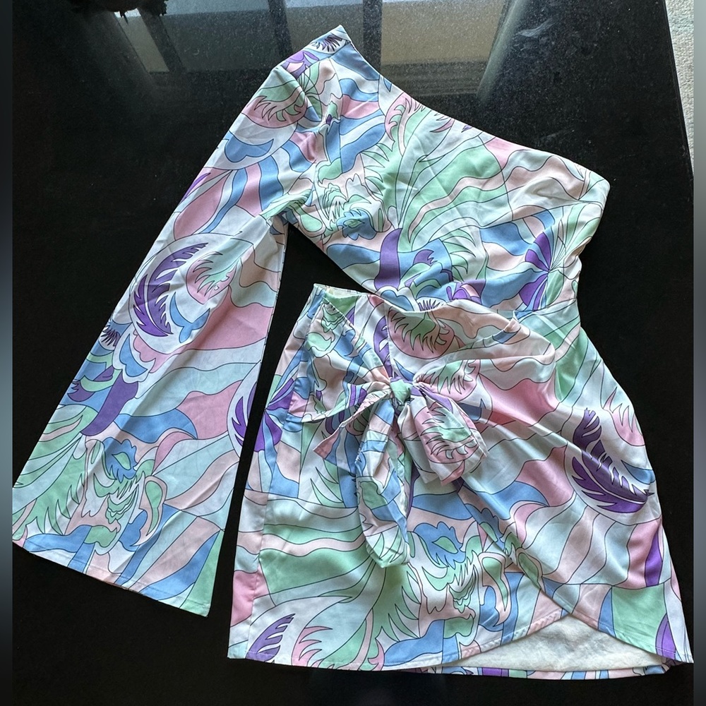 One-sleeve, funky, retro dress. Size medium